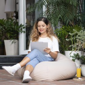 full-shot-smiley-woman-working
